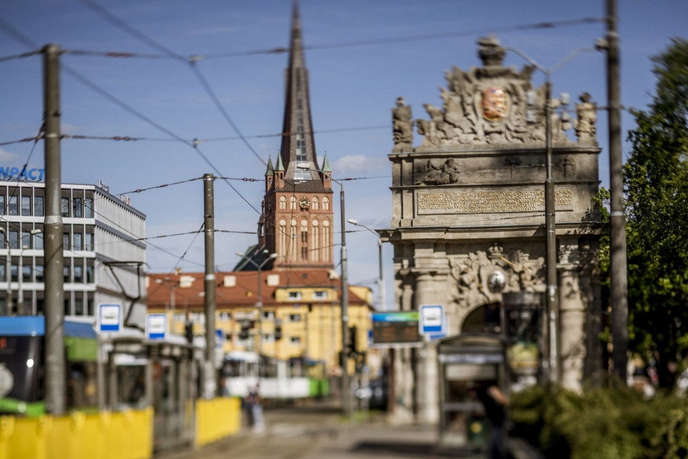 Widok na Bramę Portową, w tle widoczna szczecińska katedra.